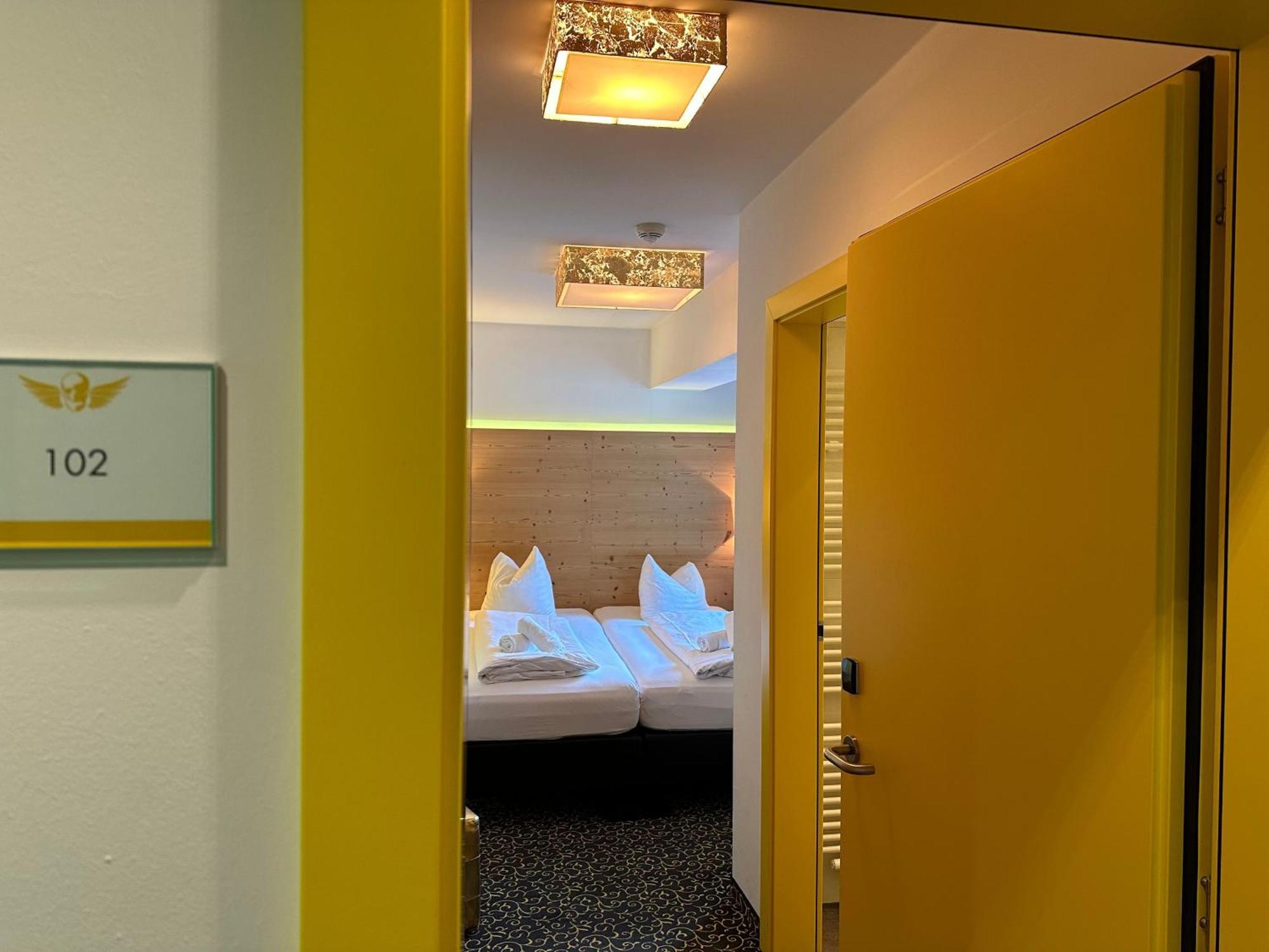 Partyhouse Harakiri Stay Different 60 Seconds To Mountains! Free Parking! Self Check-In Mayrhofen Exterior foto